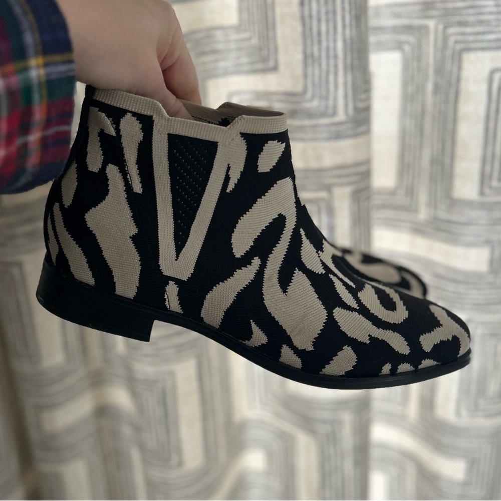 VIVAIA Ryan Bootie 39.5 8.5  slip on chelsea boot ecru tiger hands free